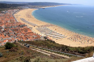 Deniz kenarı kasabasının füniküleri ve Suberco Overlook, Nazare, Portekiz 'den ünlü plajla görüntüle - 11 Ağustos 2016