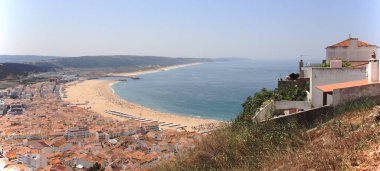 Deniz kenarı manzarası ve Suberco Overlook 'un ünlü plajı, panoramik çekim, Nazare, Portekiz - 11 Ağustos 2016
