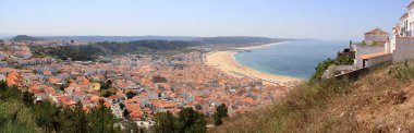 Deniz kenarı manzarası ve Suberco Overlook 'un ünlü plajı, panoramik çekim, Nazare, Portekiz - 11 Ağustos 2016