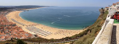 Deniz kenarı manzarası ve Suberco Overlook 'un ünlü plajı, panoramik çekim, Nazare, Portekiz - 11 Ağustos 2016