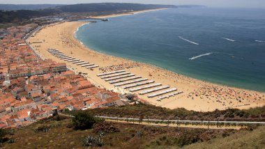 Sahil kenti manzarası ve Suberco Overlook, Nazare, Portekiz 'den ünlü plaj - 11 Ağustos 2016