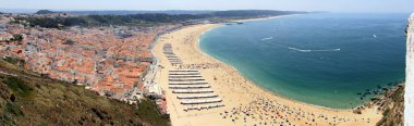 Deniz kenarı manzarası ve Suberco Overlook 'un ünlü plajı, panoramik çekim, Nazare, Portekiz - 11 Ağustos 2016
