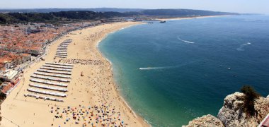 Deniz kenarı manzarası ve Suberco Overlook 'un ünlü plajı, panoramik çekim, Nazare, Portekiz - 11 Ağustos 2016