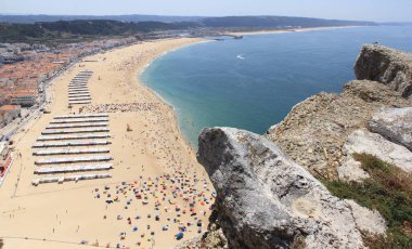 Deniz kenarı manzarası ve Suberco Overlook 'un ünlü plajı, panoramik çekim, Nazare, Portekiz - 11 Ağustos 2016