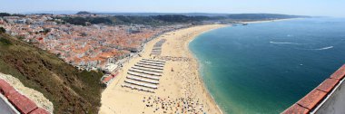 Deniz kenarı manzarası ve Suberco Overlook 'un ünlü plajı, panoramik çekim, Nazare, Portekiz - 11 Ağustos 2016