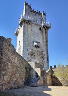 Ortaçağ Beja Kalesi 'nin kulesine göz kulak olun, Kale avlusunun içini görün, Beja, Portekiz - 28 Mart 2025