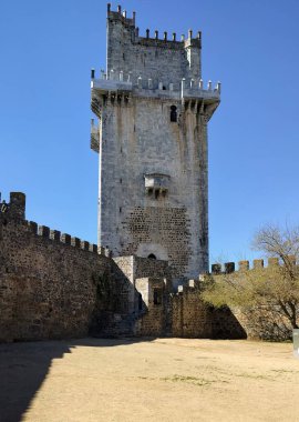 Ortaçağ Beja Kalesi 'nin kulesine göz kulak olun, Kale avlusunun içini görün, Beja, Portekiz - 28 Mart 2025