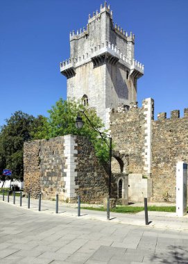 Kuleyi ve ortaçağ Beja Kalesi 'nin duvarlarını, dış görünümü, Beja, Portekiz - 28 Mart 2025