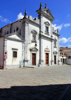 Büyük Aziz James Katedrali, 1590 'da inşa edildi, şehir meydanının ön cephesi, Beja, Portekiz - 28 Mart 2025