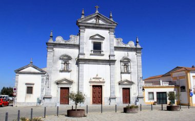 Büyük Aziz James Katedrali, 1590 'da inşa edildi, şehir meydanının ön cephesi, Beja, Portekiz - 28 Mart 2025