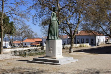 Beja, Portekiz - 28 Mart 2025: Kraliçe Eleanor 'un heykeli, Alvaro de Bree tarafından 1958' de Bölge Beja Müzesi 'nde yapıldı.