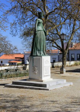 Beja, Portekiz - 28 Mart 2025: Kraliçe Eleanor 'un heykeli, Alvaro de Bree tarafından 1958' de Bölge Beja Müzesi 'nde yapıldı.