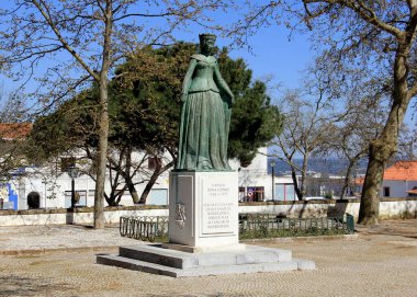 Beja, Portekiz - 28 Mart 2025: Kraliçe Eleanor 'un heykeli, Alvaro de Bree tarafından 1958' de Bölge Beja Müzesi 'nde yapıldı.