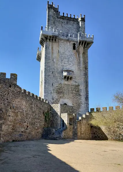 Ortaçağ Beja Kalesi 'nin kulesine göz kulak olun, Kale avlusunun içini görün, Beja, Portekiz - 28 Mart 2025