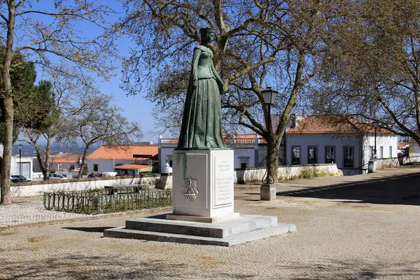 Beja, Portekiz - 28 Mart 2025: Kraliçe Eleanor 'un heykeli, Alvaro de Bree tarafından 1958' de Bölge Beja Müzesi 'nde yapıldı.
