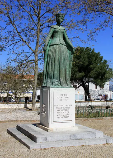 Beja, Portekiz - 28 Mart 2025: Kraliçe Eleanor 'un heykeli, Alvaro de Bree tarafından 1958' de Bölge Beja Müzesi 'nde yapıldı.