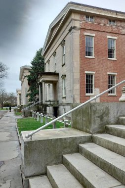 Snug Limanı, Staten Adası, New York, ABD - 6 Nisan 2025 tarihli Snug Limanı 'nda birbirine kenetlenmiş beş Yunan Uyanış binası olan 