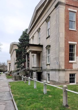 Snug Limanı, Staten Adası, New York, ABD - 6 Nisan 2025 tarihli Snug Limanı 'nda birbirine kenetlenmiş beş Yunan Uyanış binası olan 