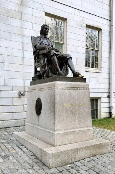 John Harvard 'ın bronz heykeli, Daniel Chester French tarafından 1887' de Harvard Üniversitesi, Cambridge, MA, ABD 'de yaratıldı - 18 Nisan 2025