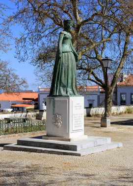 Kraliçe Eleanor 'un 28 Mart 2025' te Beja, Portekiz Bölge Müzesi 'ndeki heykeli.