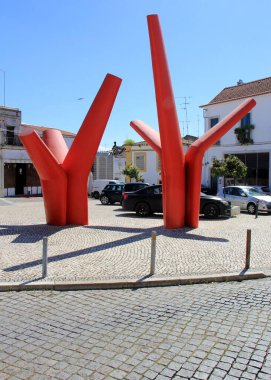 Modern soyut heykel, şehrin merkezindeki kaldırım taşı meydanında, Beja, Portekiz - 28 Mart 2025