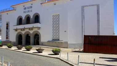 Art Deco-style Movie Theater Pax-Julia şehrin merkezinde, Beja, Portekiz - 28 Mart 2025