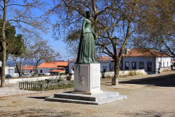 Kraliçe Eleanor 'un 28 Mart 2025' te Beja, Portekiz Bölge Müzesi 'ndeki heykeli.