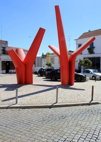 Modern soyut heykel, şehrin merkezindeki kaldırım taşı meydanında, Beja, Portekiz - 28 Mart 2025