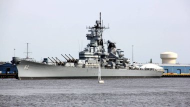 Savaş gemisi USS New Jersey, Camden, NJ, rıhtım, Delaware Nehri 'nin karşısı - 20 Nisan 2025