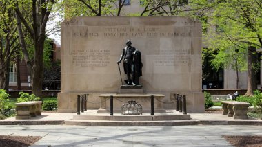 Bilinmeyen Devrimci Savaş Askerinin Mezarı, Washington Square Park, Philadelphia, PA, ABD - 20 Nisan 2025