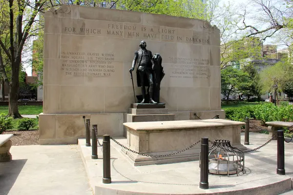 Bilinmeyen Devrimci Savaş Askerinin Mezarı, Washington Square Park, Philadelphia, PA, ABD - 20 Nisan 2025