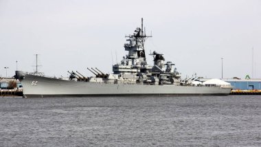Savaş gemisi USS New Jersey, Camden, NJ, rıhtım, Delaware Nehri 'nin karşısı - 20 Nisan 2025