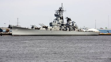 Savaş gemisi USS New Jersey, Camden, NJ, rıhtım, Delaware Nehri 'nin karşısı - 20 Nisan 2025