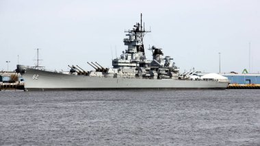 Savaş gemisi USS New Jersey, Camden, NJ, rıhtım, Delaware Nehri 'nin karşısı - 20 Nisan 2025