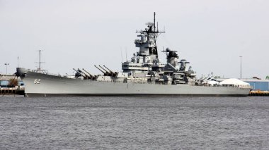 Savaş gemisi USS New Jersey, Camden, NJ, rıhtım, Delaware Nehri 'nin karşısı - 20 Nisan 2025