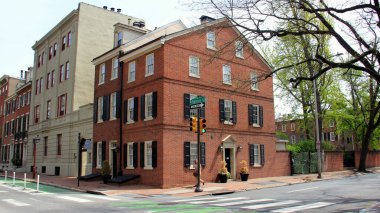 Spruce ve S 6. Cadde 'nin köşesindeki tarihi binalar Philadelphia, PA, ABD - 20 Nisan 2025