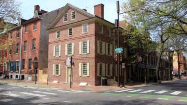 Pine ve S 3. Cadde 'nin köşesindeki tarihi binalar, Philadelphia, PA, ABD - 20 Nisan 2025