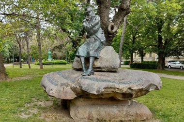 Şair Geza Gyoni 'nin Bronz Anıtı, Deak Meydanı, Sopron, Macaristan - 16 Mayıs 2025