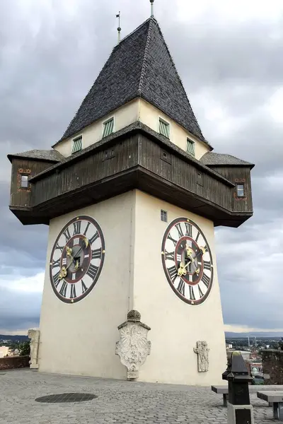 Saat Kulesi, Schlossberg 'in Uhrturm' u, günbatımı ışığında, Graz, Avusturya - 15 Mayıs 2025