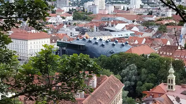 Schlossberg 'den kasaba merkezine doğru, Graz Sanat Müzesi, nam-ı diğer Kunsthaus Graz, Graz, Avusturya - 16 Mayıs 2025