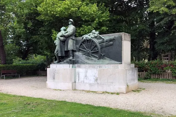 Victor Vass tarafından yaratılan Top Anıtı 1936 yılında Deak Meydanı, Sopron, Macaristan 'da açıldı - 16 Mayıs 2025