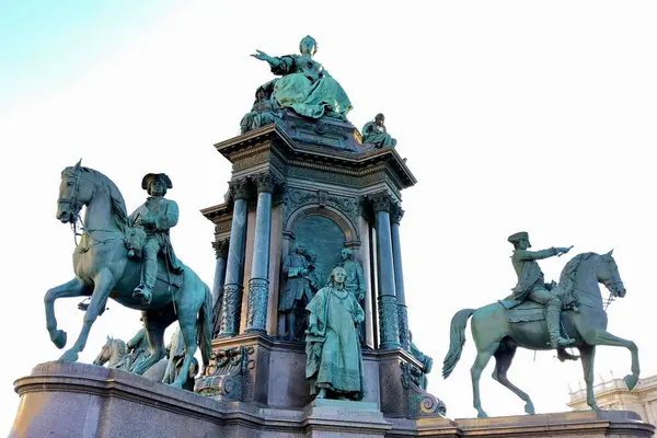 Maria Theresa Anıtı, gün batımında manzara, Viyana, Avusturya - 15 Mayıs 2025