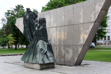 Slovakya 'nın Presov kentindeki Barış Meydanı' nda bulunan 1975 yılında hizmete giren 1919 Slovakya Sovyet Cumhuriyeti Anıtı - 24 Mayıs 2025