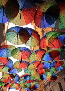 Romanya 'nın Bükreş kentinde 29 Mayıs 2025 tarihinde askıya alınmış renkli şemsiye gölgeleri