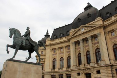 Romanya Kralı I. Carol 'ın bronz binicilik heykeli, Florin Codre tarafından 2010 yılında açıldı. Merkez Üniversitesi Kütüphanesi' nin önünde, Devrimci Meydanı 'nda, eski adı Saray Meydanı, Romanya - 29 Mayıs 2025