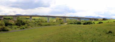 Kuzey Slovakya, Hybe yakınlarındaki yeşil bir vadide kırsal bir yol üzerinde viyadük, panoramik çekim, 24 Mayıs 2025