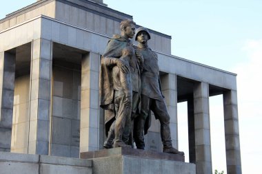 Bratislava, Slovakya - 27 Mayıs 2025: Slavin Anıtı 'nın heykel gruplarından biri, gün batımı ışığı ve gölgelerde görülür