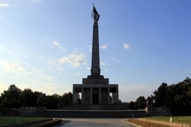 2. Dünya Savaşı 'nda ölen Sovyet askerlerinin Slavn anıtı ve mezarlığı, günbatımı alacakaranlığı, Bratislava, Slovakya - 27 Mayıs 2025