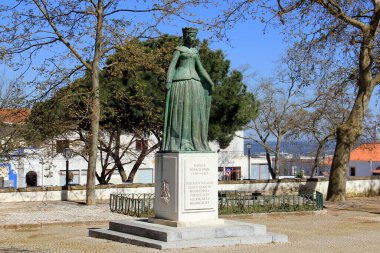 Beja, Portekiz - 28 Mart 2025: Kraliçe Eleanor 'un heykeli, Alvaro de Bree tarafından 1958' de Bölge Beja Müzesi 'nde yapıldı.