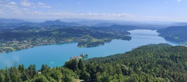 Woerthersee, Woerth Gölü, Piramidenkogel Kulesi 'nin kuzeydoğusu, Carinthia, Avusturya - 19 Mayıs 2025